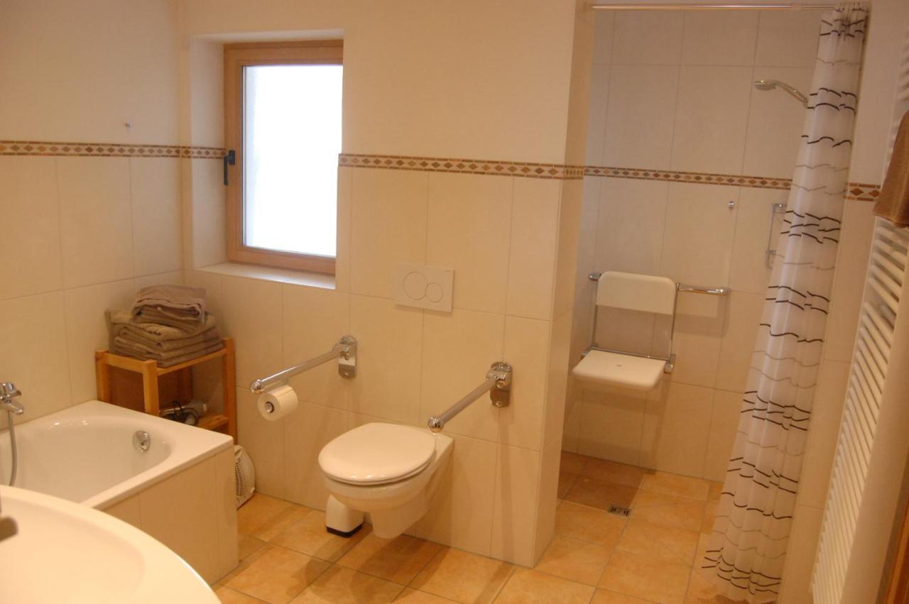 Barrierefreie 3-Zi.-Ferienwohnung Mit Gartenzugang In Ruhiger, Zentrumsnaher Lage オーバーアマーガウ エクステリア 写真